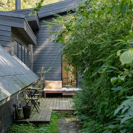 Pearl House With Fairytale Shelter By The Shore